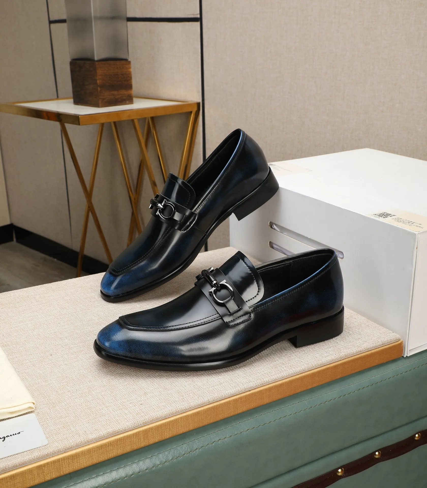 Men's shoes 💰540📛📛(water-dyed cowhide) Salvatore Ferragamo high-end (Salvatore Ferragamo) is the world's top luxury footwear brand. It comes from the fashion kingdom of Italy and is famous all over the world for its traditional handmade design and novel styles...🚶🏻🚶🏻New suit shoes are available simultaneously at the counter. This model is purely handmade. The fabric is imported from Italy's original first-layer cowhide. Soft water-dyed cowhide lining. Original authentic outsole🌀🌀Size: 38➖44 (45 customized)